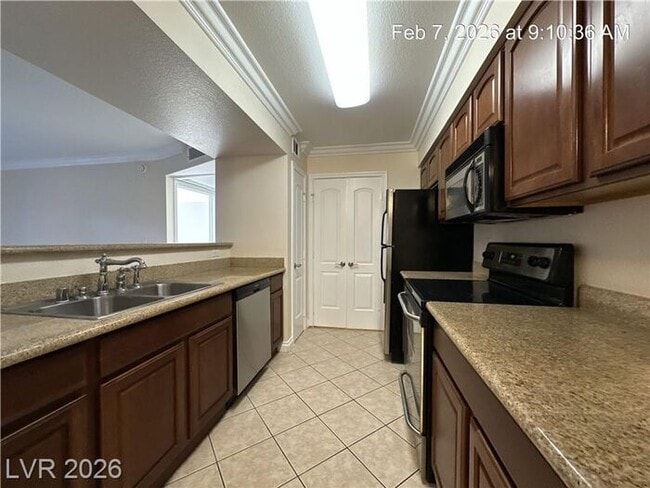 Building Photo - FANTASTIC 1ST FLOOR UNIT IN GATED COMMUNITY-NW!!