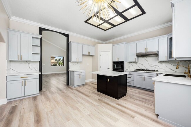 Building Photo - For rent: spacious and updated 5-bedroom, ...