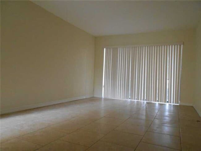 Building Photo - Updated 2 Bed/2 Bath Condo with Screened P...