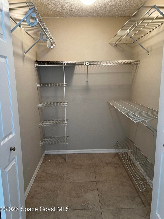 Building Photo - 1059 Country Club Dr