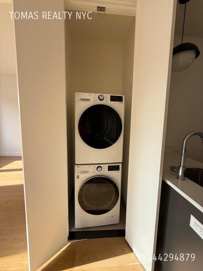 Building Photo - 3103 Sedgwick Ave