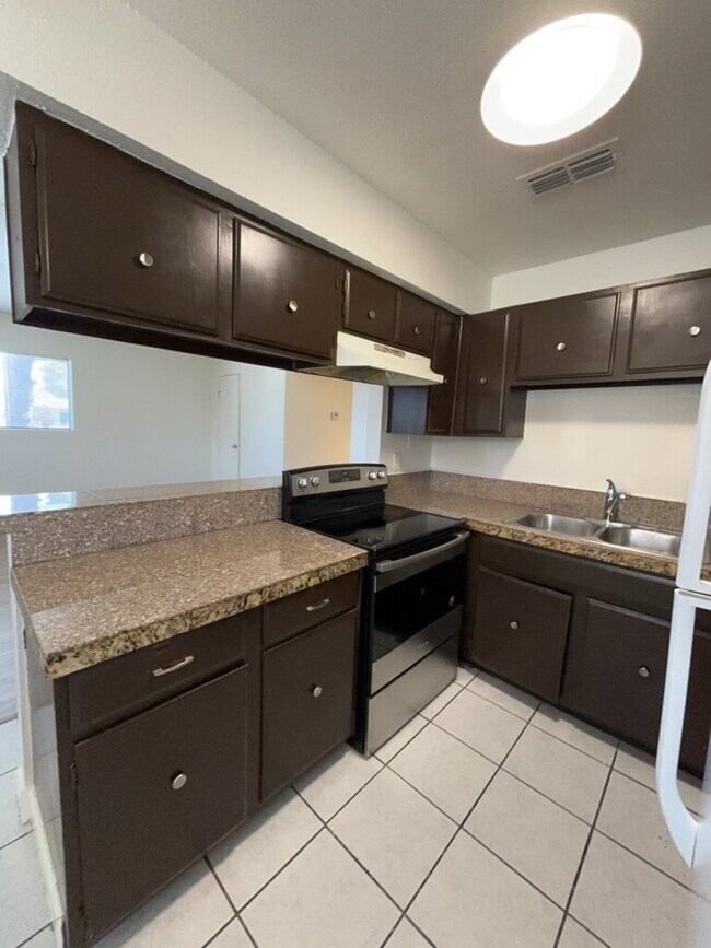 Building Photo - 1521 Cobb Ln