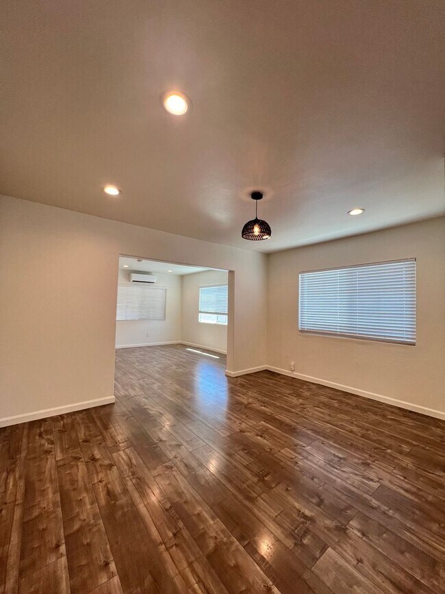 Building Photo - 711 Maltman Ave