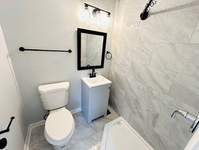 Building Photo - MOVE IN SPECIAL- $300 Off First Month's Rent-MOVE IN READY BRICK HOME!