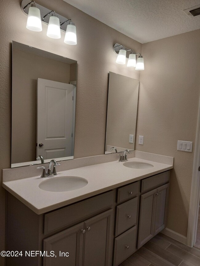 Building Photo - 12866 Josslyn Ln