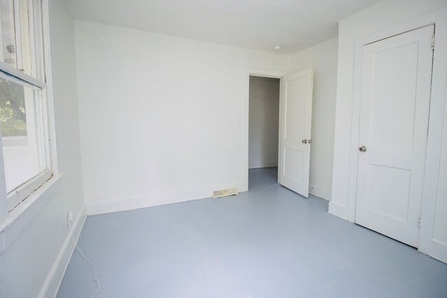 Building Photo - Charming 3 Bed, 1 Bath - Available Now!