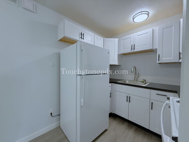 Building Photo - Inviting East Portland Apartment with Bright Living and Everyday Comfort