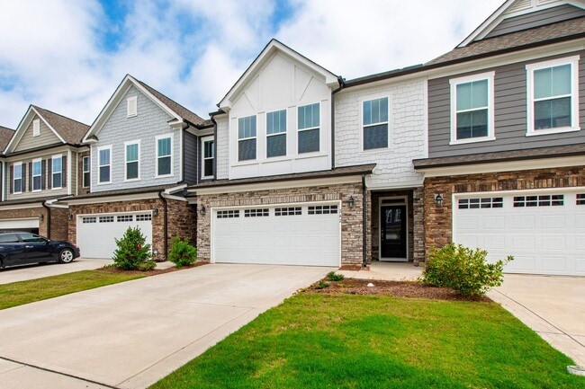 Building Photo - Beautifully Appointed Townhome in Prime Ho...