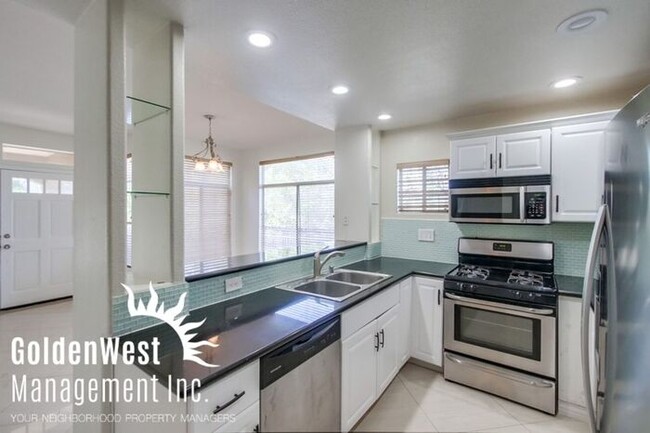 Building Photo - Elegant Dual Master 2Bdm 2.5Ba Townhome in...