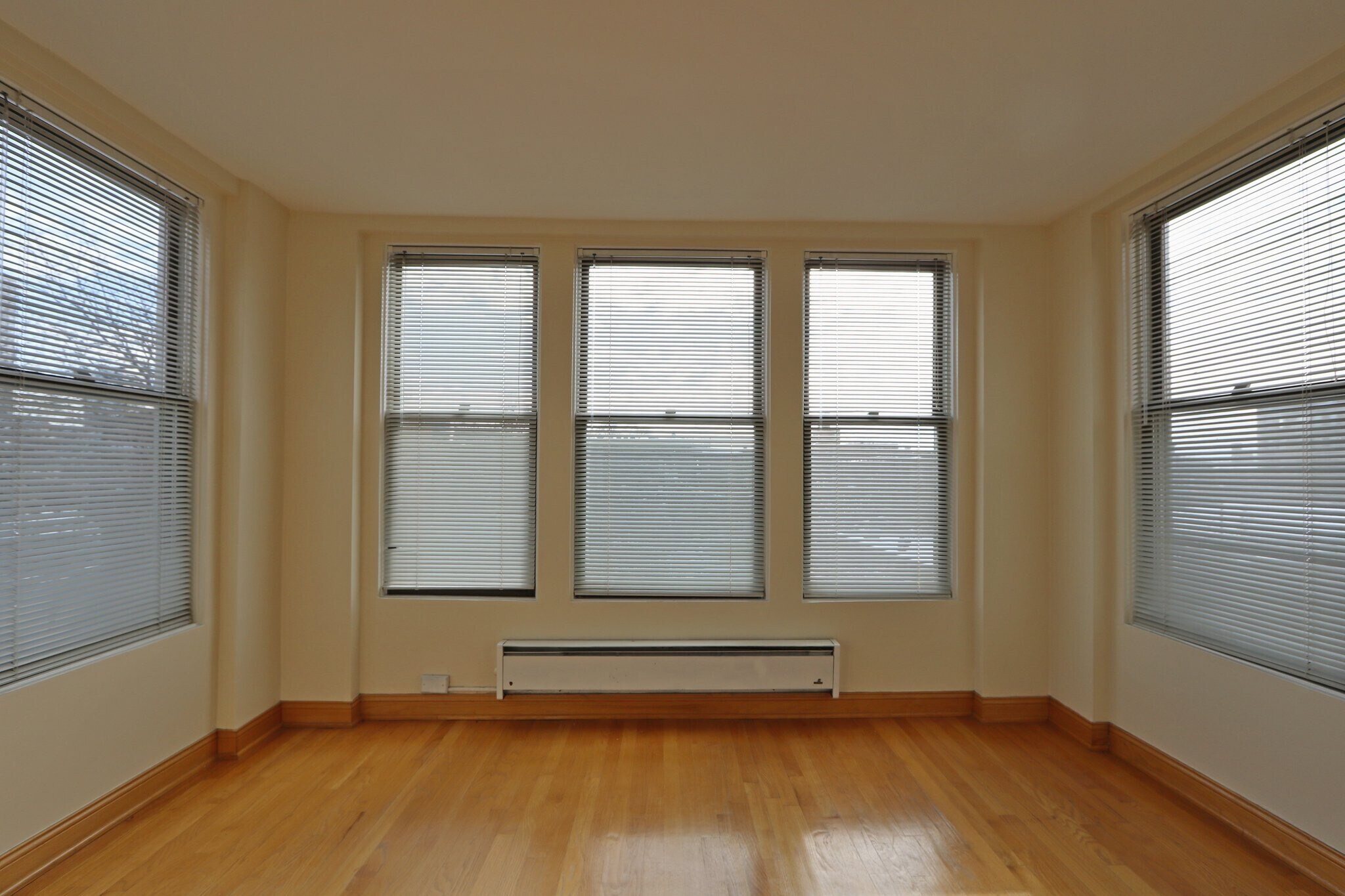 Building Photo - 918 W Buena Ave