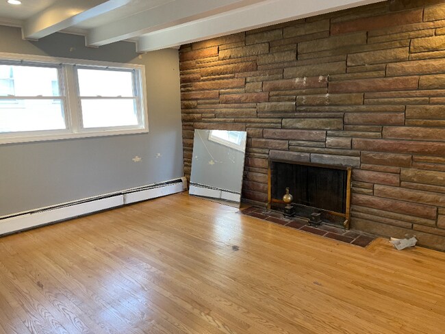 Building Photo - 319 E 1st Ave