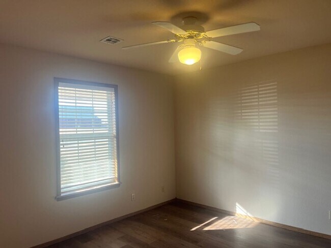 Building Photo - 2 Bedroom Duplex Rogers!