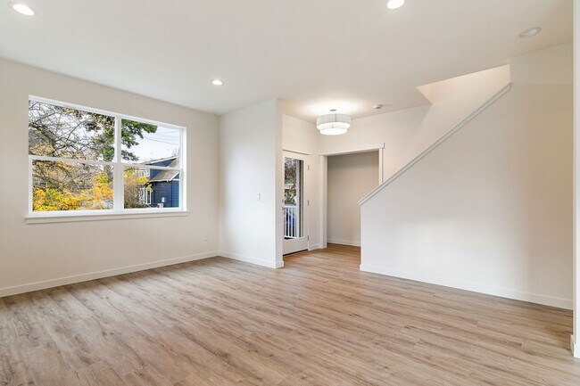 Building Photo - Halleck Townhomes Triplex