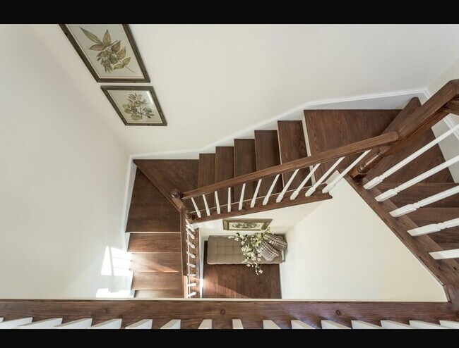 Building Photo - Luxury Townhouse With Detached Two Car Gar...