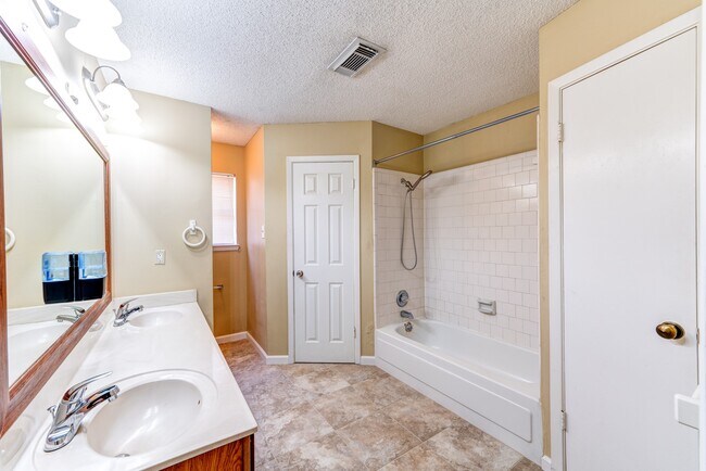 Building Photo - 24206 Landing Way Dr