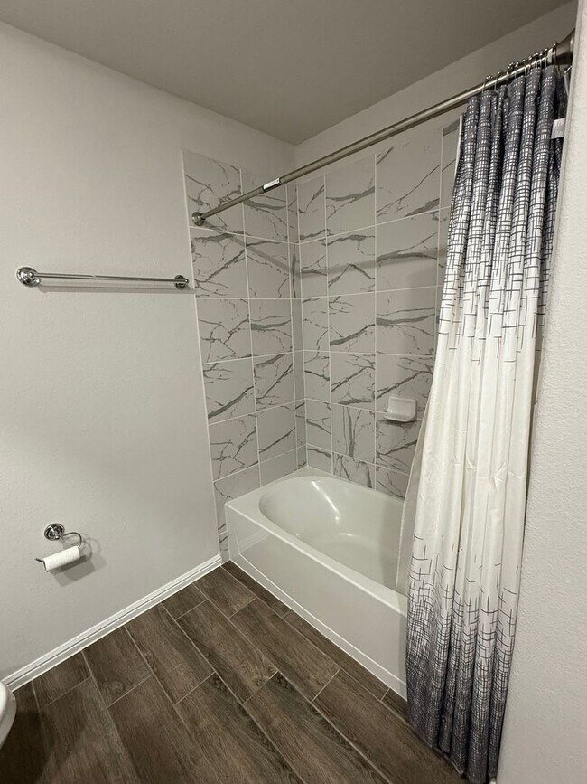 Building Photo - Spacious 5BR House in Pilot Point