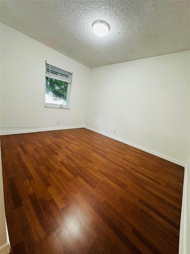 Building Photo - 660 Cypress Club Way
