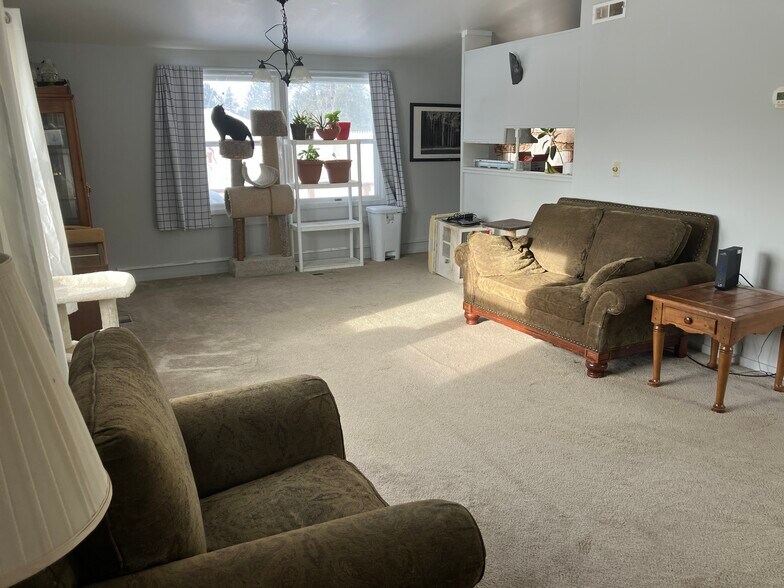 Building Photo - 116 Caribou St