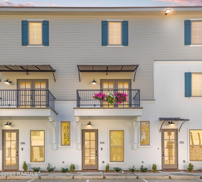 Primary Photo - 204 Steiner Oaks