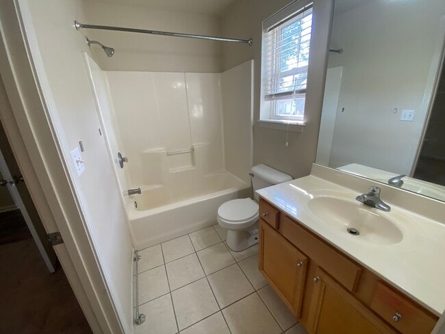 Building Photo - 3BR/2BA $1,800/MO - AVAILABLE 11/1/25