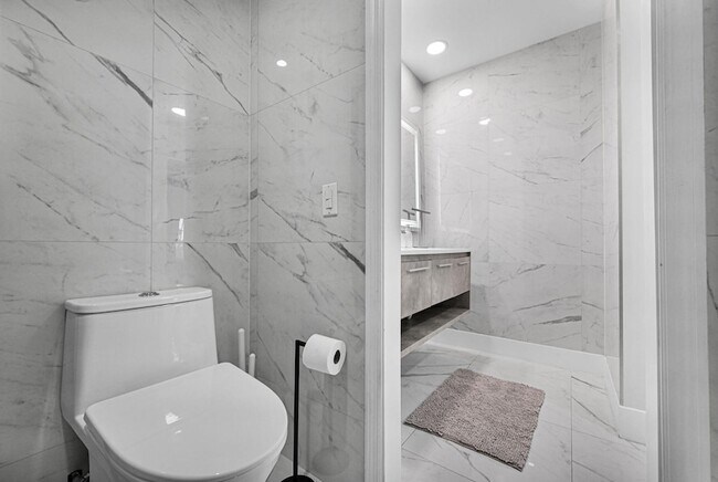 Building Photo - 6279 Bay Club Dr