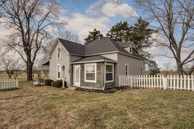 Building Photo - Charming Country Home — 4 Bed | 1 Bath | 1,500 Sq Ft