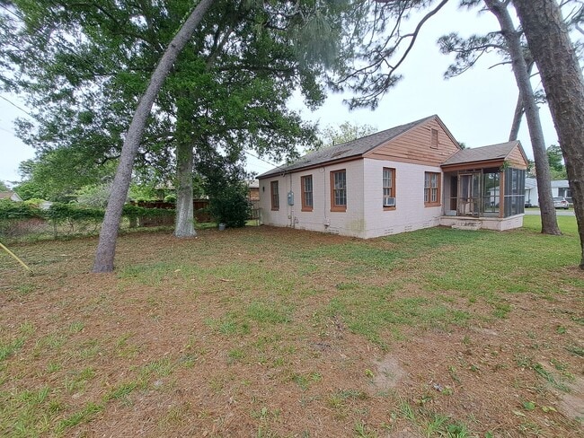 Building Photo - 3BR/1BA home with screened patio