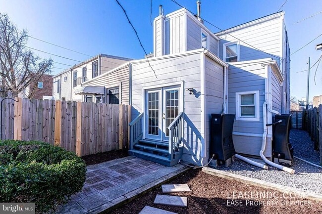Building Photo - 709 16th St NE