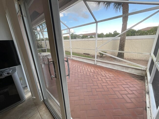 Building Photo - 5570 Royal Lake Cir