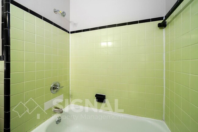 Building Photo - 112 19th Ave NW