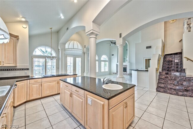 Building Photo - 2740 N Lakecrest Dr