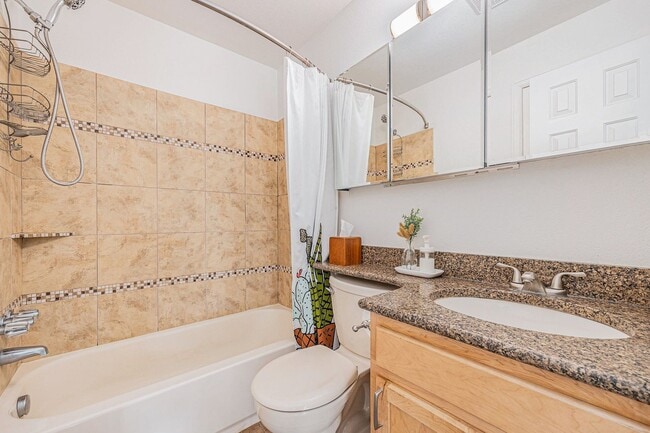 Building Photo - Cozy 2-bed townhome w/ laundry and communi...