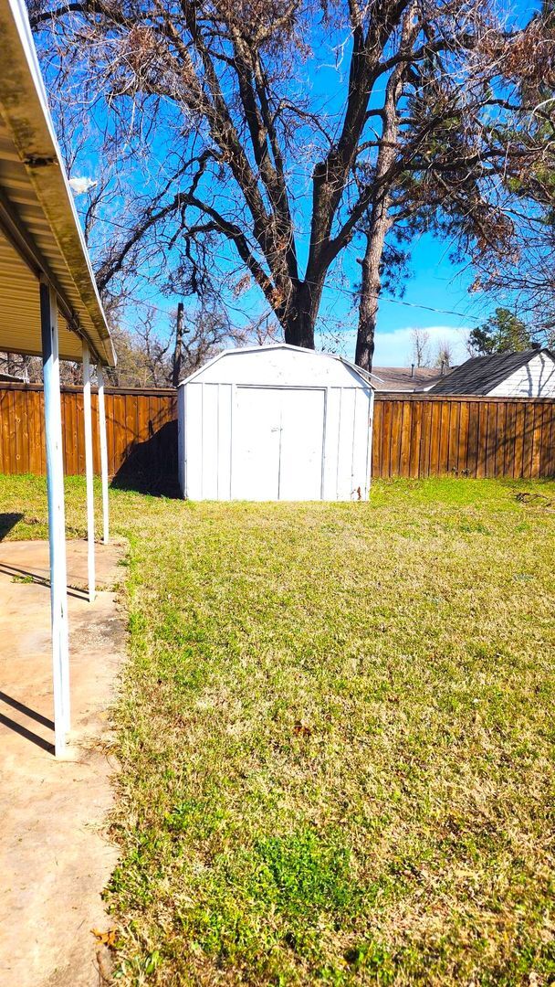 Building Photo - 3 BED 1 Bath Home Andys Sub Addition Bethany, OK