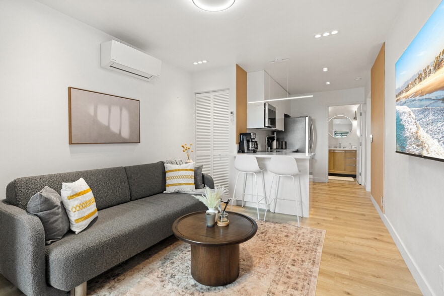 Building Photo - 2207 Ocean Front Walk