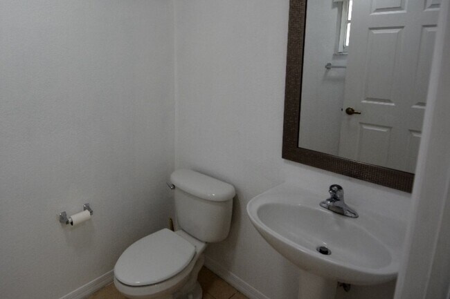 Building Photo - 324 NE 3rd St