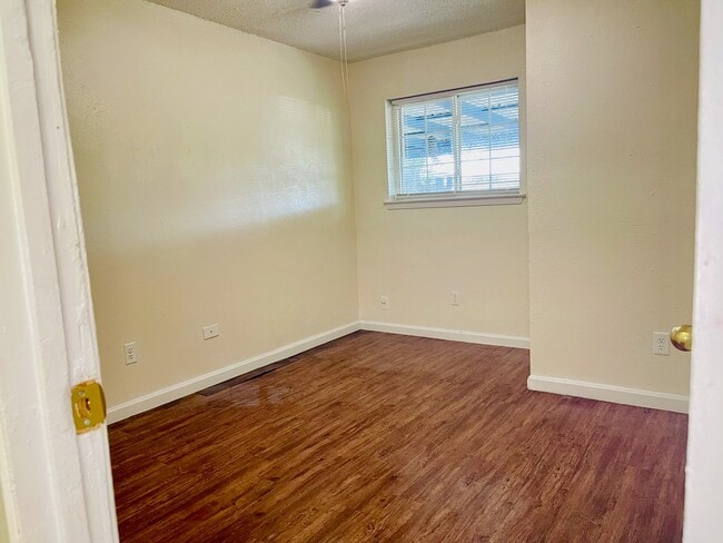 Building Photo - 3400 Pleasant Valley Ln
