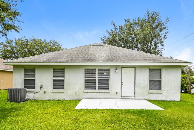 Building Photo - 1195 Lake Pl Ct