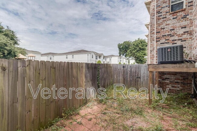 Building Photo - 28 Oak Alley Ln