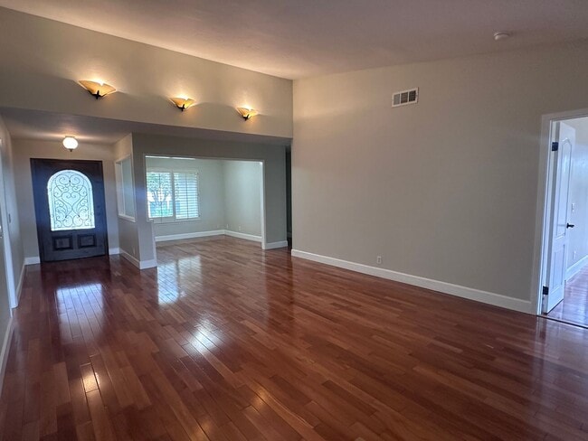 Building Photo - Stunning 3 bedroom + Den with Large Yard!