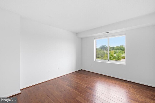 Building Photo - 2121 Jamieson Ave