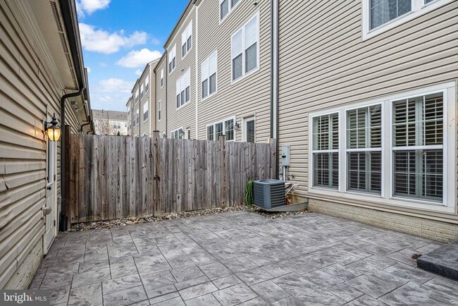 Building Photo - 214 Almond Dr