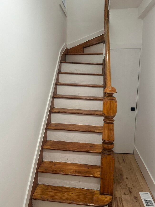 Building Photo - 38 Gates Ave