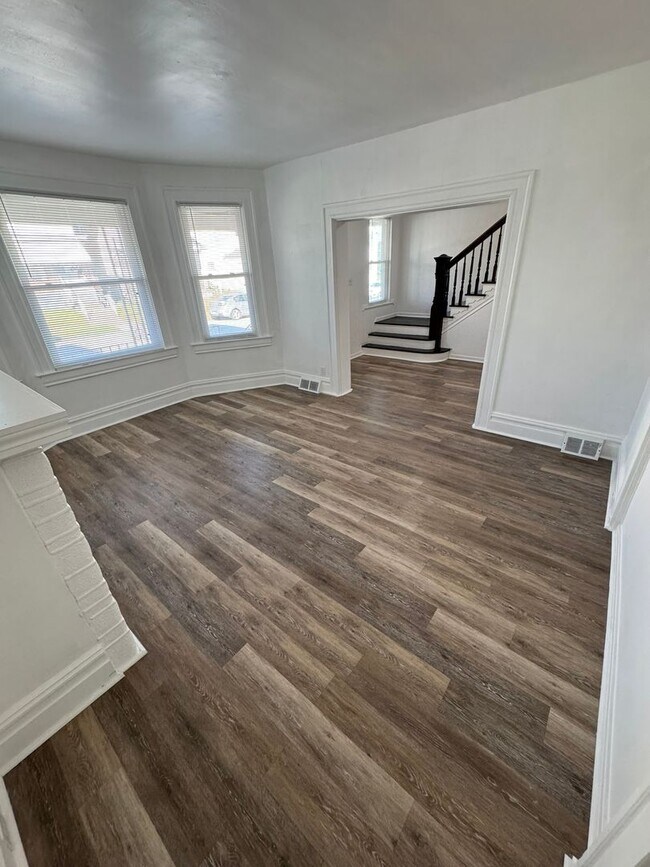 Building Photo - Enormous Completely Updated 4-Bedroom 1-Bath House w/ Flat Yard!!!