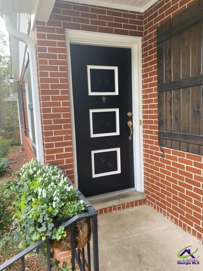 Building Photo - 2740 Northwoods Dr S