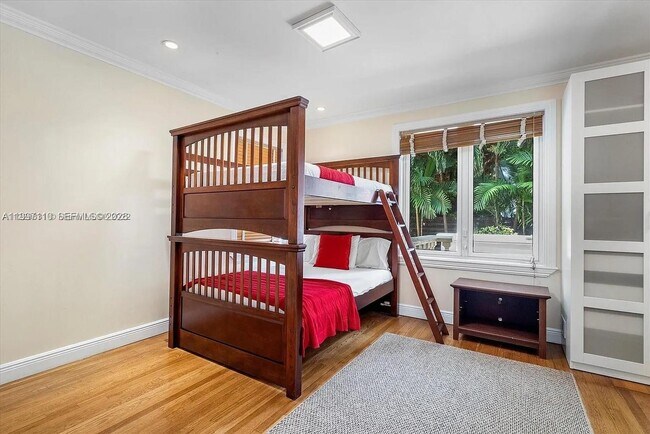 Building Photo - 800 SW 12th Ave