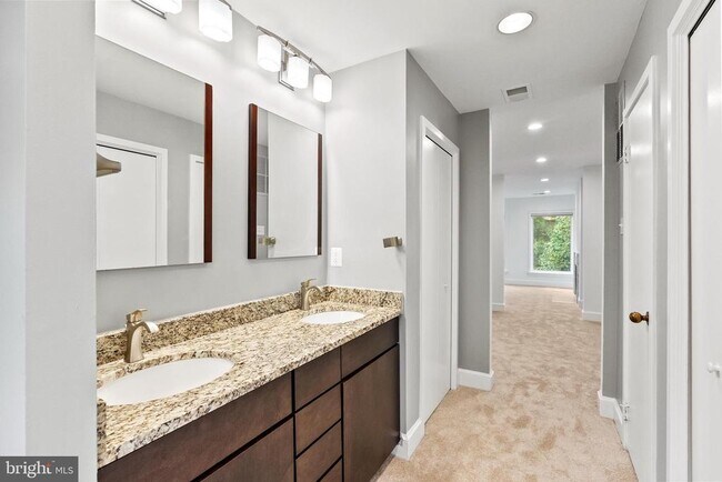 Building Photo - 4214 Embassy Park Dr NW