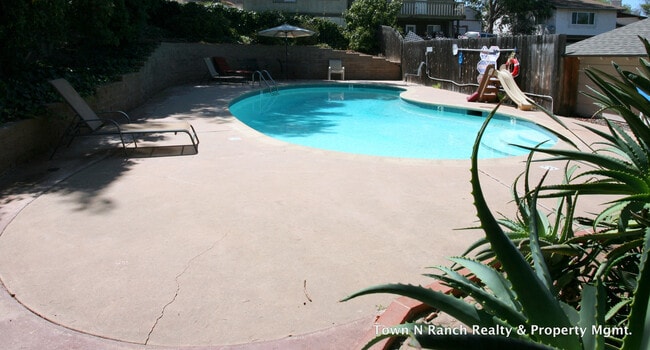 Building Photo - 5Br 2Ba single Family Home