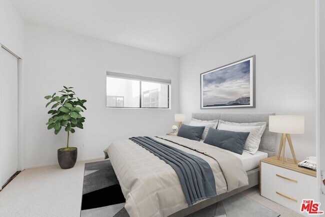 Building Photo - 832 Palm Ave