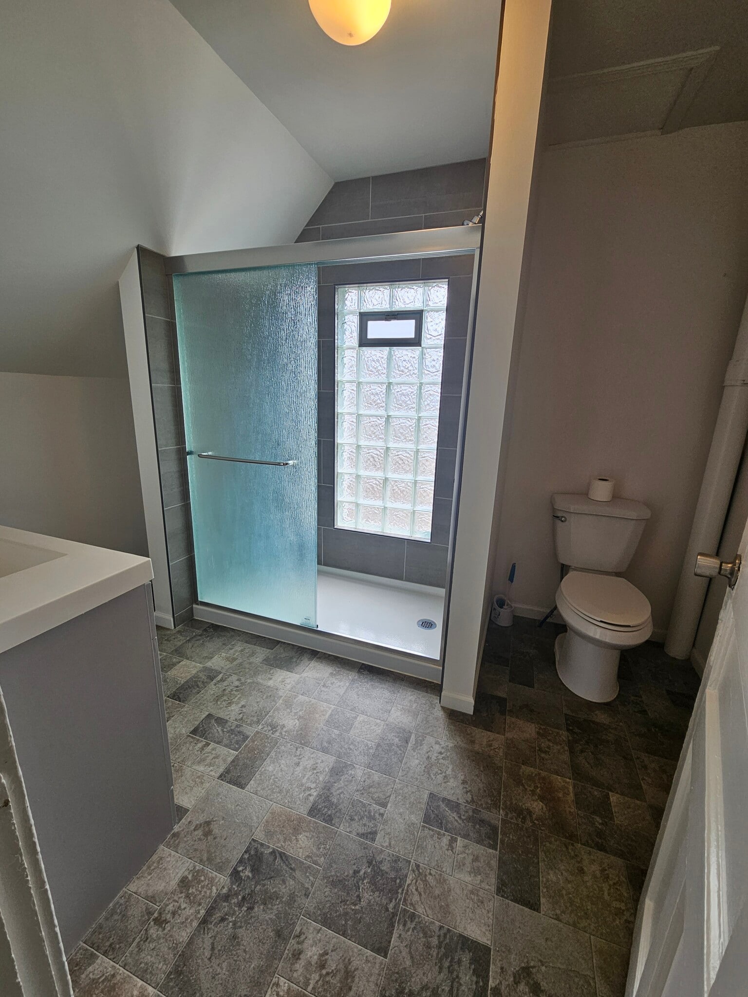 Full bath on second floor - 919 Arcadian Ave