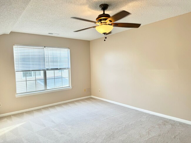 Building Photo - Awesome, 2 story, end unit condo right across from Honey Bee Golf Course in Virginia Beach-